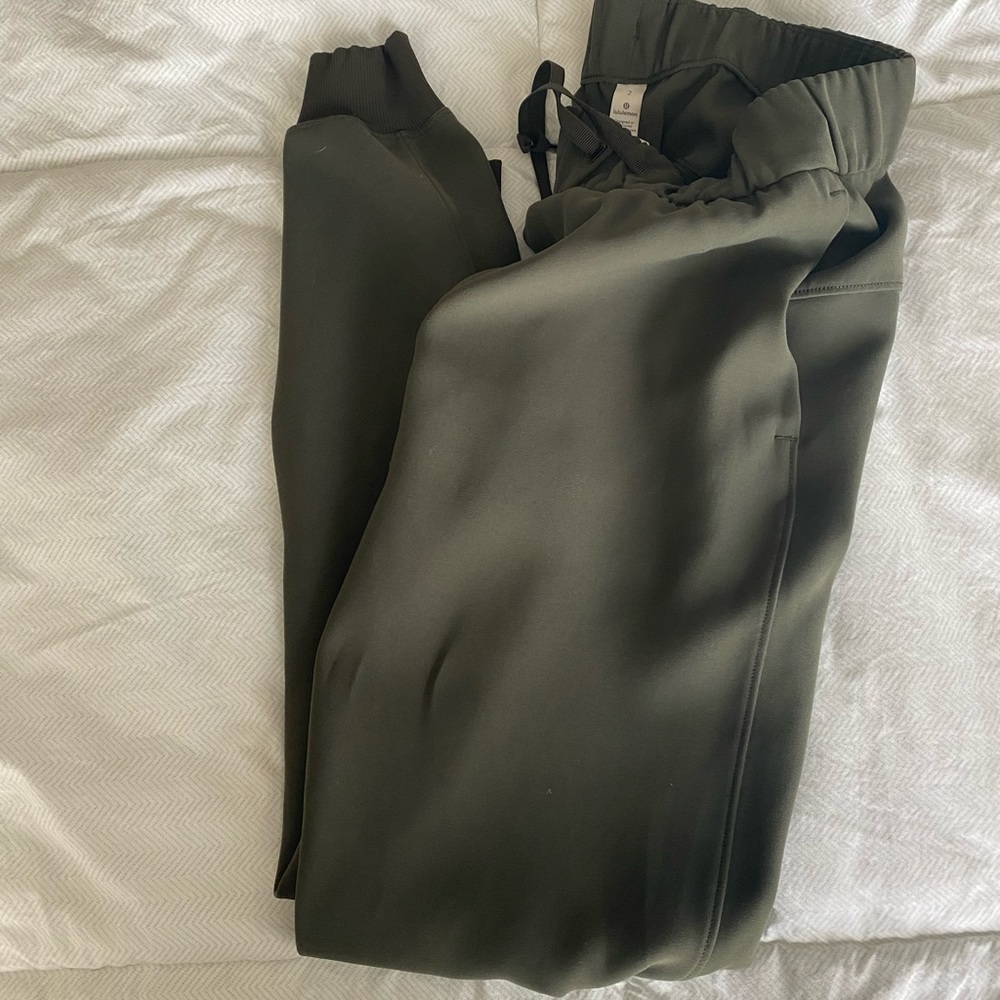 Lululemon on the fly joggers size 2